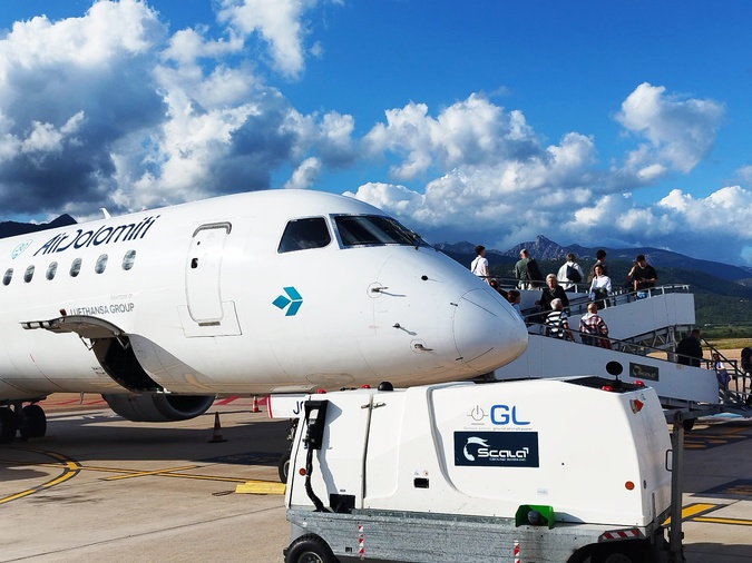 Dans ce premier vol, ont embarqué 56 passagers qui avaient l'air contents d'être là. Dans ce premier vol, ont embarqué 56 passagers qui avaient l'air contents d'être là.