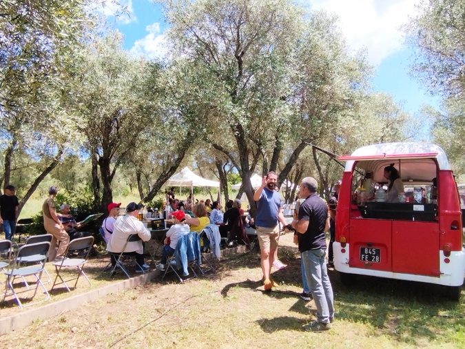 Ce dimanche, un food truck et des chants corses ont accompagné la première édition du Mercateddu. Ce dimanche, un food truck et des chants corses ont accompagné la première édition du Mercateddu.