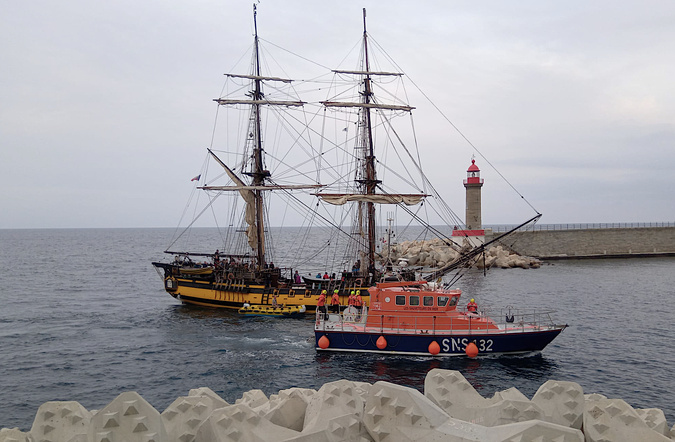 "La Grâce" ramené au port par la SNSM de Bastia (Photos et vidéo Martins) "La Grâce" ramené au port par la SNSM de Bastia (Photos et vidéo Martins)
