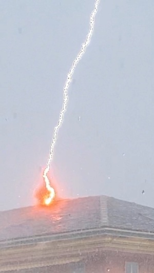 L'IMAGE - Bastia : l'impact de la foudre sur les toits de la ville L'IMAGE - Bastia : l'impact de la foudre sur les toits de la ville