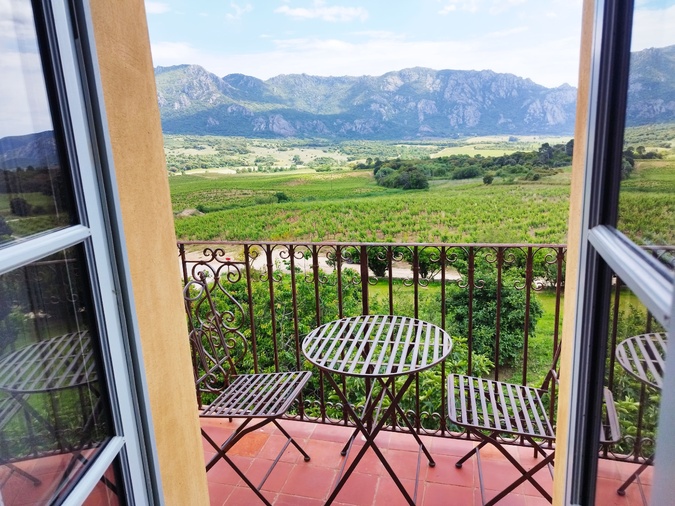 Des chambres de l'hôtel, on contemple les vignes et la muraille de Cagna. Des chambres de l'hôtel, on contemple les vignes et la muraille de Cagna.