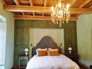 Dans l'hôtel, il y a 16 chambres et suites à partir de 220 euros la nuit. Dans l'hôtel, il y a 16 chambres et suites à partir de 220 euros la nuit.