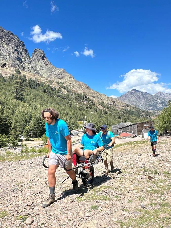 L'APF France Handicap corse sur les chemins de randonnée. L'APF France Handicap corse sur les chemins de randonnée.