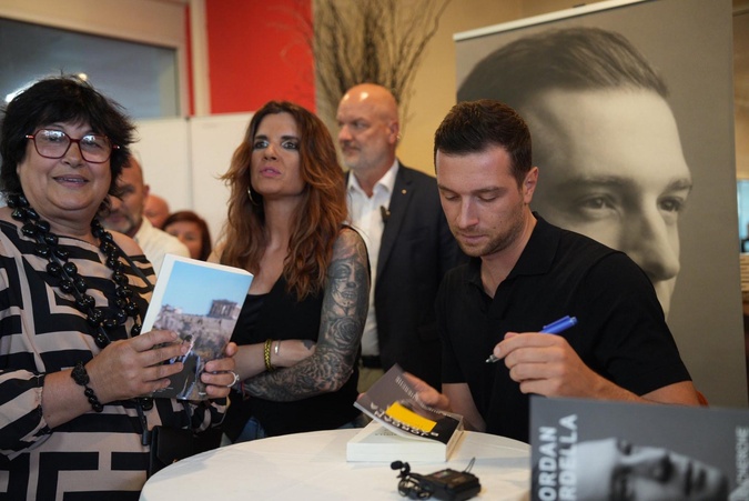 Jordan Bardella en dédicace à Ajaccio devant plusieurs centaines de personnes Jordan Bardella en dédicace à Ajaccio devant plusieurs centaines de personnes