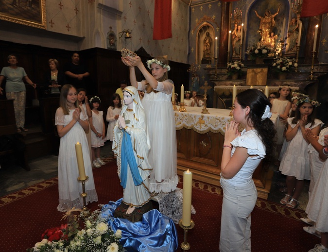 A Corte, on a respecté la tradition du couronnement de la Vierge A Corte, on a respecté la tradition du couronnement de la Vierge