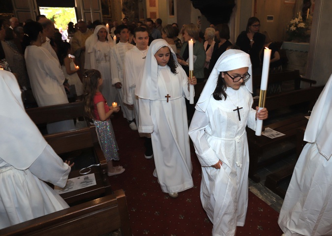 Corte : Douze enfants de la paroisse ont fait leur communion solennelle Corte : Douze enfants de la paroisse ont fait leur communion solennelle