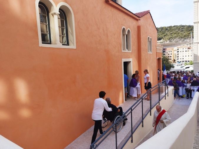 Sur le côté de l'église, un accès pour les personnes à mobilité réduite a été réalisé. Sur le côté de l'église, un accès pour les personnes à mobilité réduite a été réalisé.