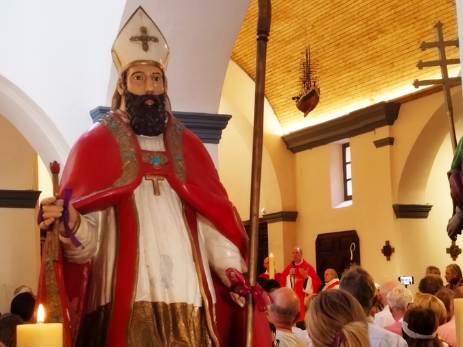 Sous la protection de Saint-Erasme, le cardinal François Bustillo a lancé la messe dans l'église rénovée. Sous la protection de Saint-Erasme, le cardinal François Bustillo a lancé la messe dans l'église rénovée.