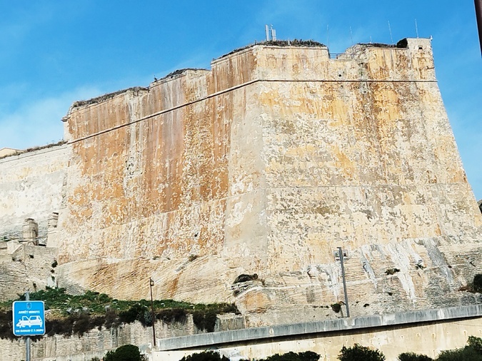 Construit au XIIIe siècle, le Bastion de l'Etendard domine le port de Bonifacio. Construit au XIIIe siècle, le Bastion de l'Etendard domine le port de Bonifacio.