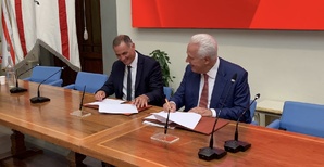 La signature de l'accord entre Gilles Simeoni et Eugénio Giani. La signature de l'accord entre Gilles Simeoni et Eugénio Giani.