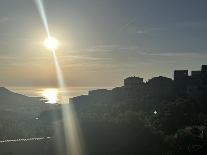 A màghjina : Pigna ind’u bughju d’un raghju di sole A màghjina : Pigna ind’u bughju d’un raghju di sole