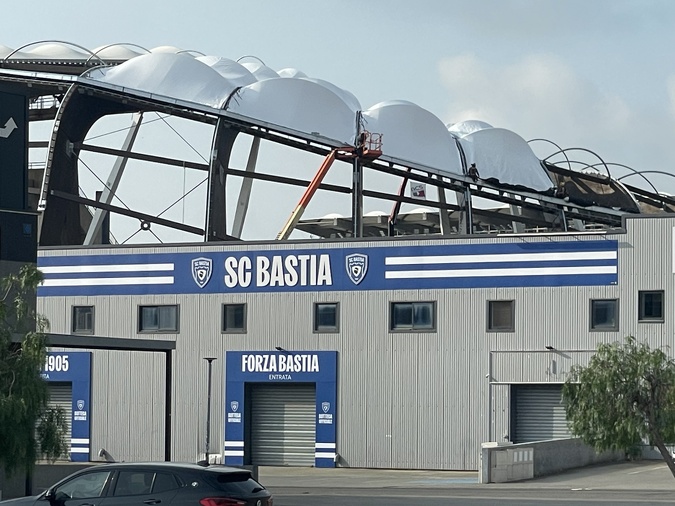 Furiani : La tribune ouest se bâche Furiani : La tribune ouest se bâche