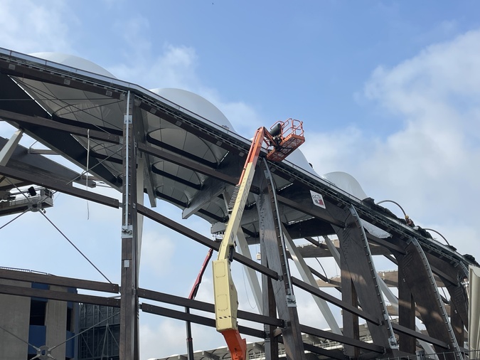 Furiani : La tribune ouest se bâche Furiani : La tribune ouest se bâche