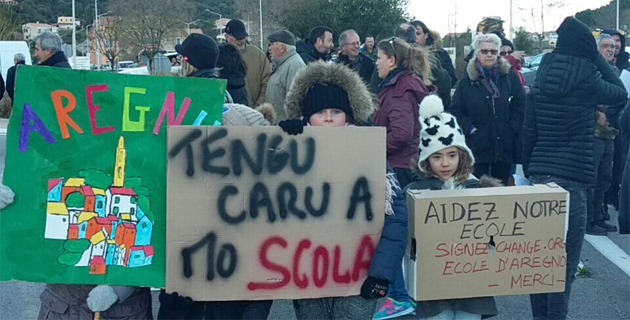 Menace de suppression d'un poste d'enseignant au RPI d' Aregno : Barrage filtrant à Algajola