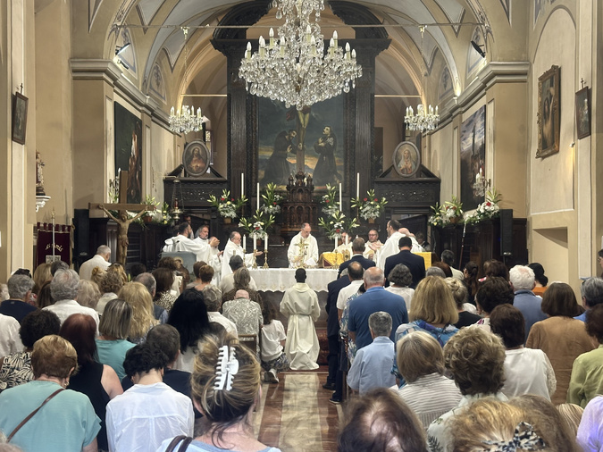 Les fidèles sont venus nombreux pour assister à la messe célébrée par le cardinal François Bustillo Les fidèles sont venus nombreux pour assister à la messe célébrée par le cardinal François Bustillo