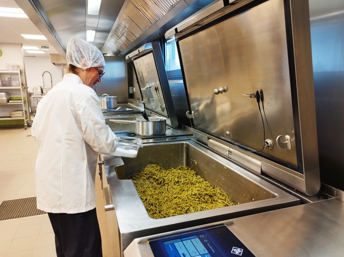 Sabrina Dufossé en train de saler les haricots verts au menu du jour. Sabrina Dufossé en train de saler les haricots verts au menu du jour.