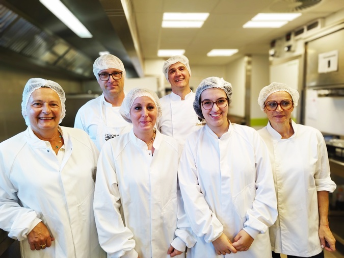 Actuellement, six personnes travaillent à la cuisine centrale. Elles seront huit en septembre. Actuellement, six personnes travaillent à la cuisine centrale. Elles seront huit en septembre.