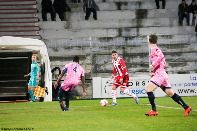 Le "coup du chapeau" pour Toudic (Photos Marcu-Antone Costa) Le "coup du chapeau" pour Toudic (Photos Marcu-Antone Costa)