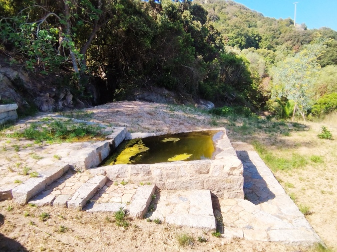 L'un des lavoirs restaurés que l'on peut apercevoir au début du parcours. L'un des lavoirs restaurés que l'on peut apercevoir au début du parcours.