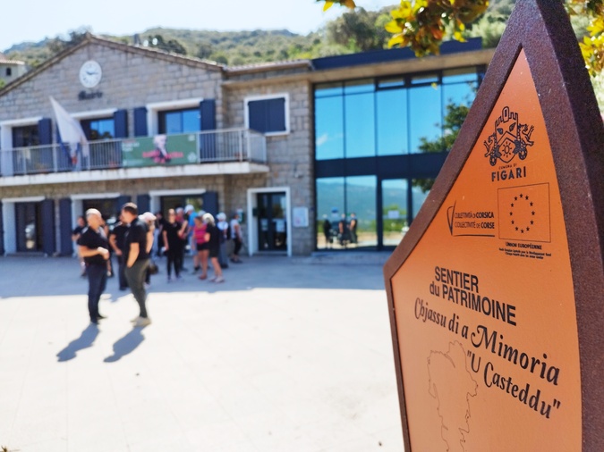 Le sentier est une boucle de 2,8 km, au départ et à l'arrivée de la place de la mairie. Le sentier est une boucle de 2,8 km, au départ et à l'arrivée de la place de la mairie.