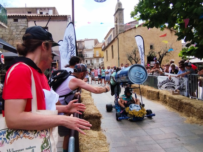 Beaucoup d'ambiance au départ de la course du carruleddu. Beaucoup d'ambiance au départ de la course du carruleddu.