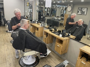 Les derniers coups de ciseaux de Paolo à Lupino.