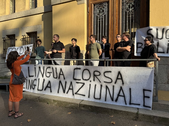 Femu Ghjuventù se mobilise devant le lycée Fesch (photo Femu Ghjuventù) Femu Ghjuventù se mobilise devant le lycée Fesch (photo Femu Ghjuventù)