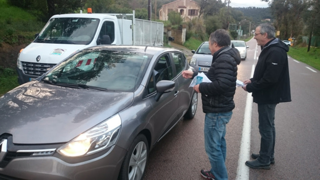 Vallées de la Gravona et du Prunelli : Les maires distribuent des tracts Vallées de la Gravona et du Prunelli : Les maires distribuent des tracts