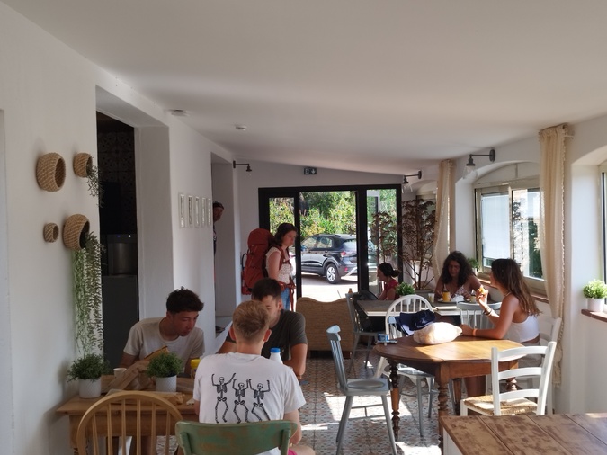 Le matin, les voyageurs du Corsica Hostel se retrouvent pour prendre leur petit-déjeuner. Le matin, les voyageurs du Corsica Hostel se retrouvent pour prendre leur petit-déjeuner.