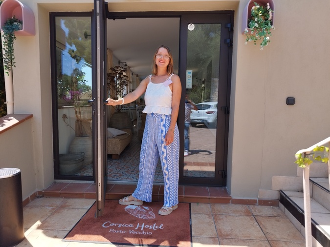 Pauline Limouzin est la réceptionniste du Corsica Hostel. Pauline Limouzin est la réceptionniste du Corsica Hostel.