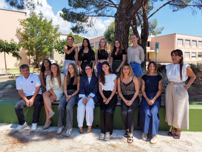 Les lycéennes porto-vecchiaises primées, accompagnées des différents accompagnants du projet. Les lycéennes porto-vecchiaises primées, accompagnées des différents accompagnants du projet.