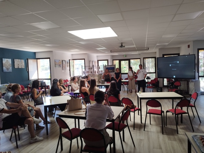 Les lycéennes, accompagnées de leur famille, ont été récompensées par un diplôme et un cadeau, ce vendredi 4 juillet au lycée.