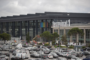 Un incendie aux portes de Marseille entraîne la fermeture de l'aéroport Un incendie aux portes de Marseille entraîne la fermeture de l'aéroport