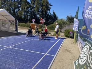Le basket-fauteuil en démonstration avec Sébastien Mesnil (à droite) Le basket-fauteuil en démonstration avec Sébastien Mesnil (à droite)