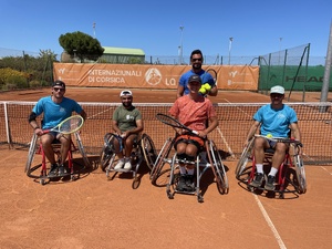Découverte du tennis-fauteuil avec l'APF, Clément Miranda, Maxime Ancian et l'entraineur Mickael Dayan-Voisin. Découverte du tennis-fauteuil avec l'APF, Clément Miranda, Maxime Ancian et l'entraineur Mickael Dayan-Voisin.