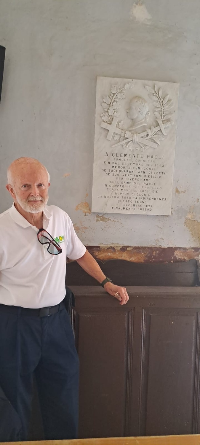 Ed Auble devant la plaque commémorative à Morosaglia Ed Auble devant la plaque commémorative à Morosaglia