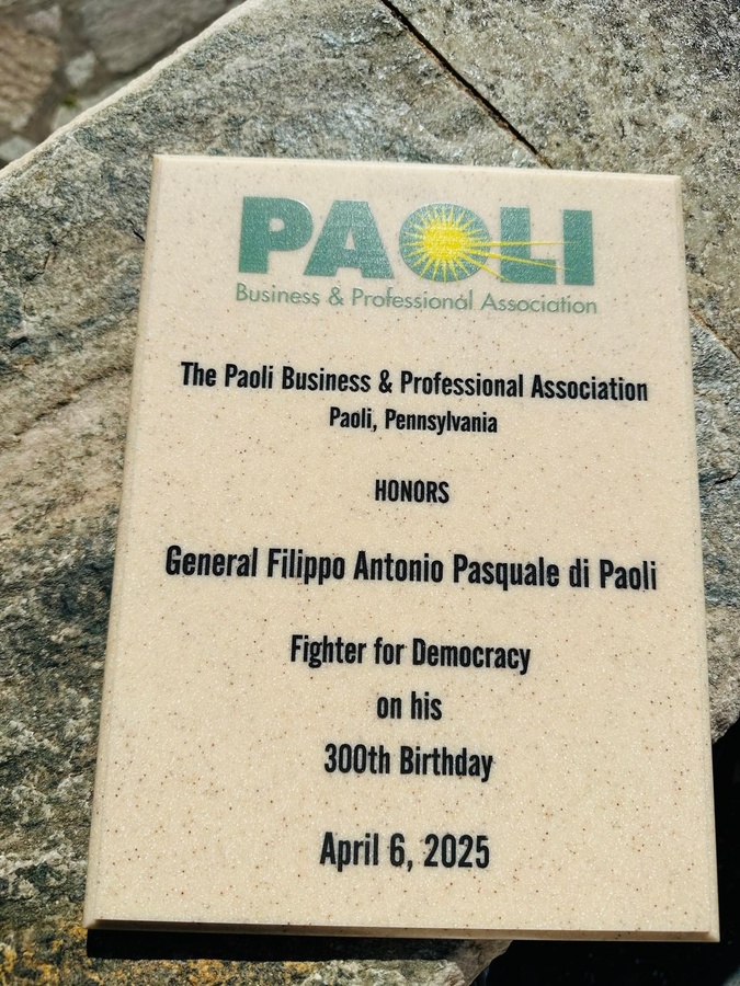 La plaque offerte par la «Paoli Business & Professional Association » de la ville de Paoli City en Pennsylvanie. La plaque offerte par la «Paoli Business & Professional Association » de la ville de Paoli City en Pennsylvanie.