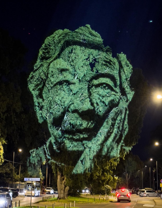 Les visages de nos anciens projetés la nuit à Porto-Vecchio et dans tout l'Extrême-Sud, c'est le projet "Tempi". PHOTO PHILIPPE ECHAROUX