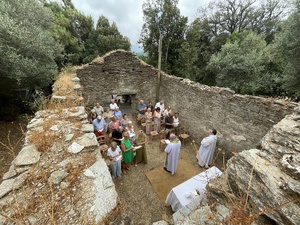 Le père Michel Magdeleine a célébré la messe devant une cinquantaine de fidèles. Le père Michel Magdeleine a célébré la messe devant une cinquantaine de fidèles.