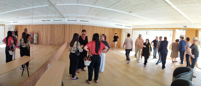 La nouvelle salle polyvalente, qui fait aussi office de salle de danse ou de colloque. La nouvelle salle polyvalente, qui fait aussi office de salle de danse ou de colloque.