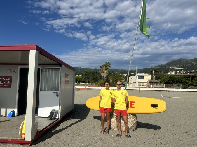 Lélia et Léo surveillent la plage de l'Arinella à Bastia
