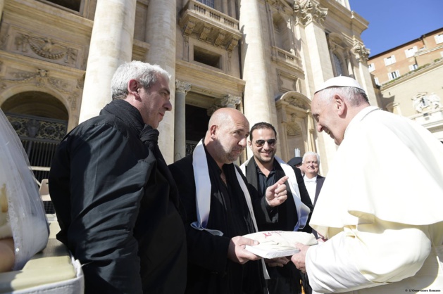 Le cadeau de Arapà au Pape. (Arapà officiel) Le cadeau de Arapà au Pape. (Arapà officiel)