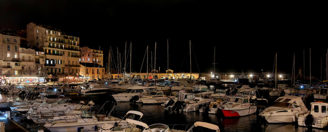 A màghjina :  U  Vechju portu di Bastia, à l’incantu di a notte