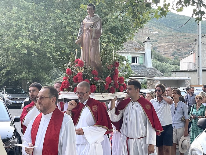 Les confrères de San Stefanu de Cardo (Photo JP) Les confrères de San Stefanu de Cardo (Photo JP)