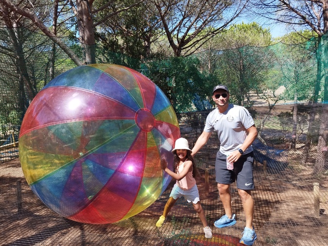 Selma, 6 ans, et son papa footballeur, Fourat, aux prises avec un gros ballon sur le trampoline. Selma, 6 ans, et son papa footballeur, Fourat, aux prises avec un gros ballon sur le trampoline.
