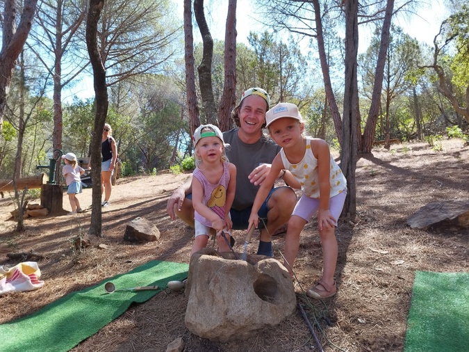 Felix observe ses filles, Romy et Maxine, s'exercer au métier de sourcier ! Felix observe ses filles, Romy et Maxine, s'exercer au métier de sourcier !