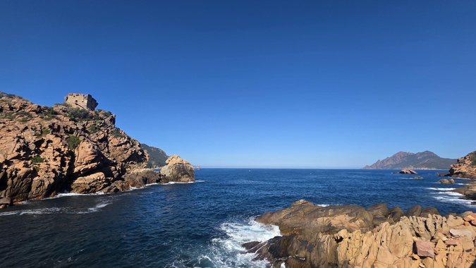 A màghjina :  Torra di Portu, una sentinella sopra à u mare