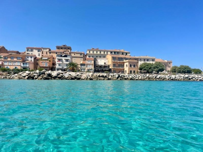 L'Ile-Rousse : 32 degrés, on est bien dans l'eau (Alain Hebrard)