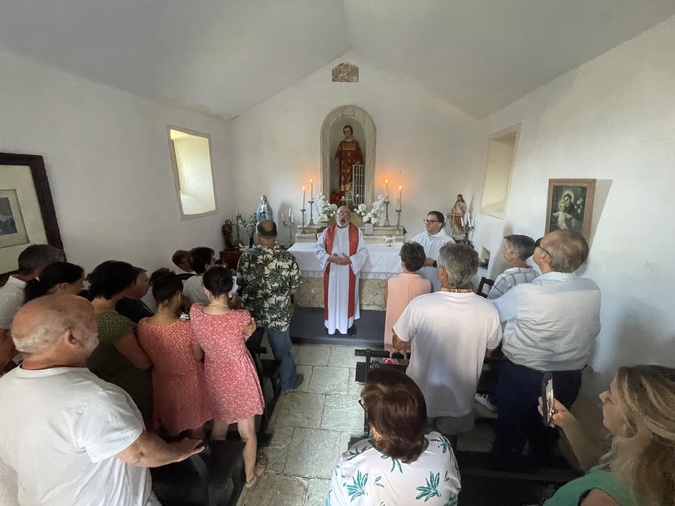 La messe célébrée par le Père Magdeleine La messe célébrée par le Père Magdeleine