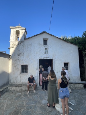 Faute de place, des fidèles ont assisté à la  messe à l'extérieur